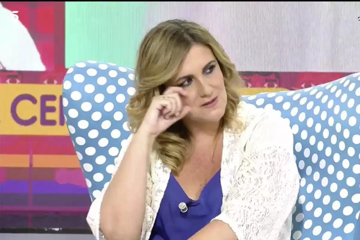 Carlota Corredera al programa Sálvame secant les seves llàgrimes dels ulls