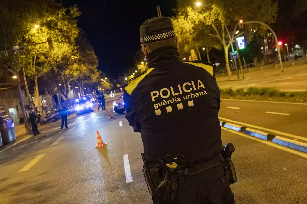 Control policial de la Guàrdia Urbana de Barcelona durant el toc de queda