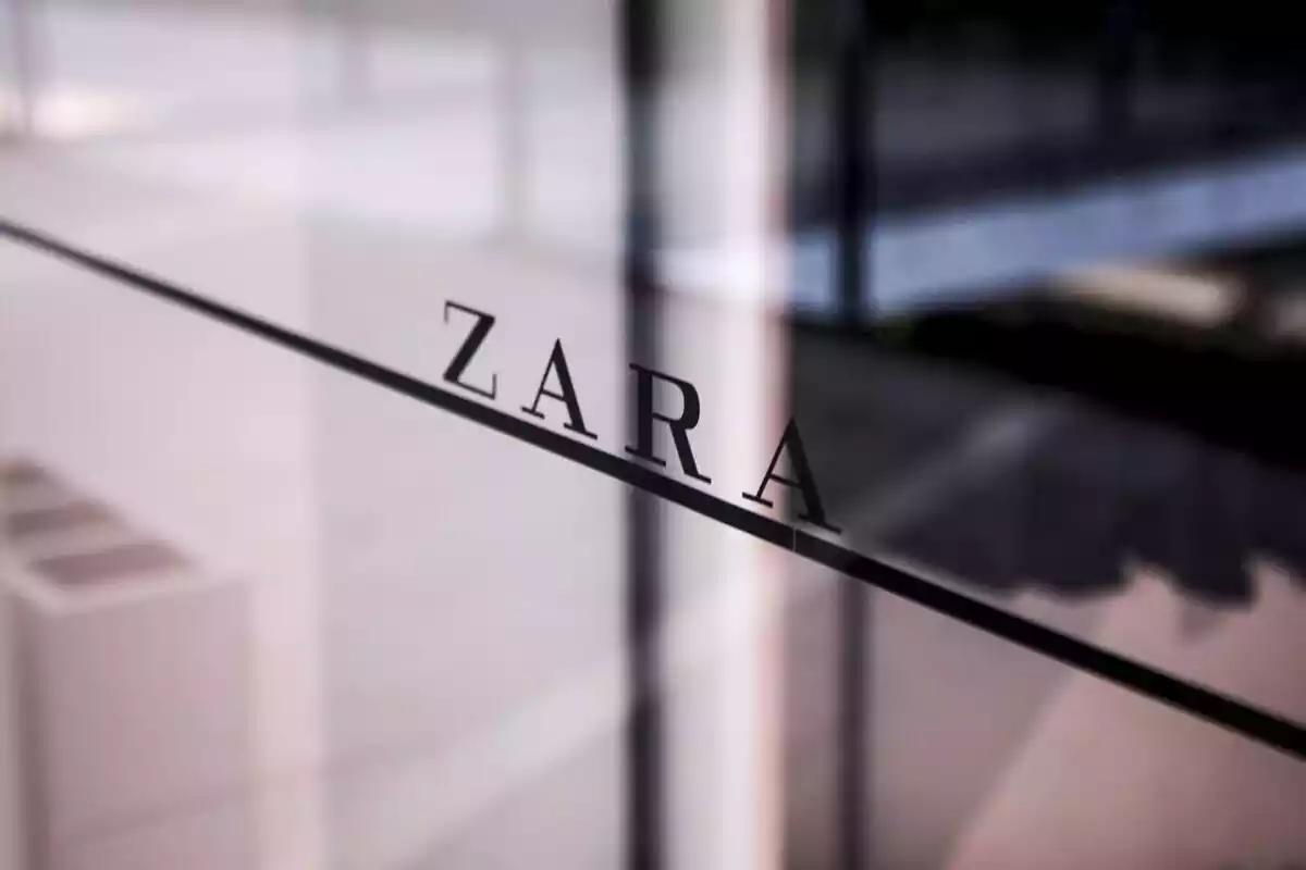 Detall del logotip de Zara en un vidre