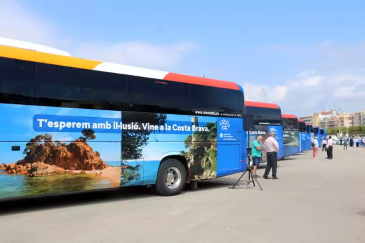 Diversos busos amb publicitat promocional de la Costa Brava