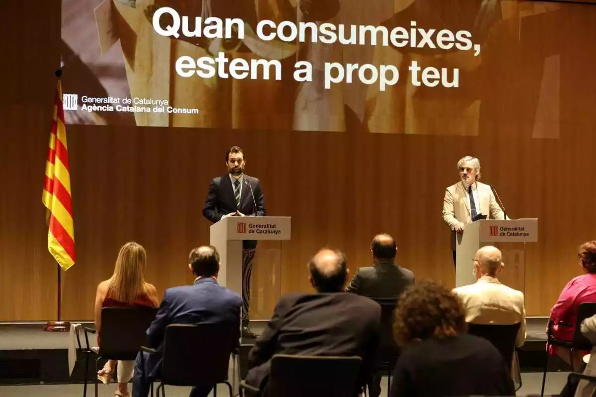 El conseller, Roger Torrent, i el director de l'ACC, Francesc Sutrias, en la presentació de la campanya 'A prop teu'.