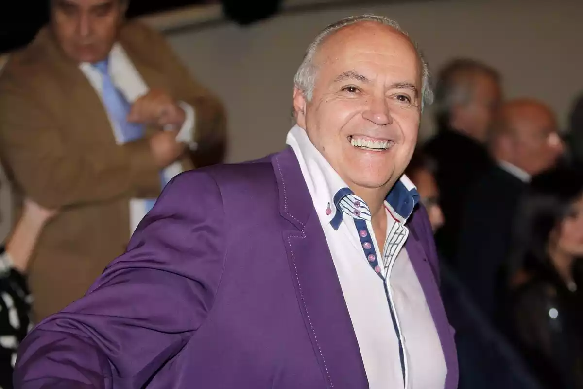 El productor José Luis Moreno vestit amb camisa blanca i jaqueta lila