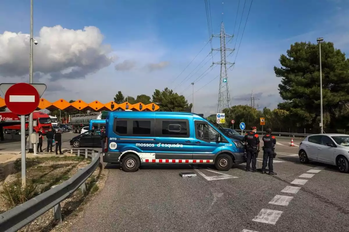 Els Mossos d'Esquadra, durant un control de mobilitat a l'autopista AP-7, a l'alçada de Tarragona