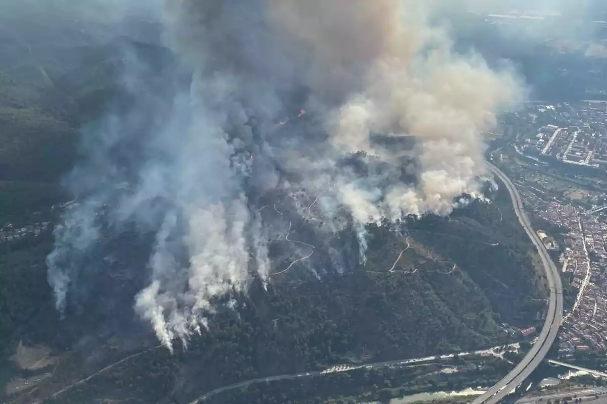 Imatge aèria de l'incendi de Martorell i Castellví de Rosanes al Baix Llobregat