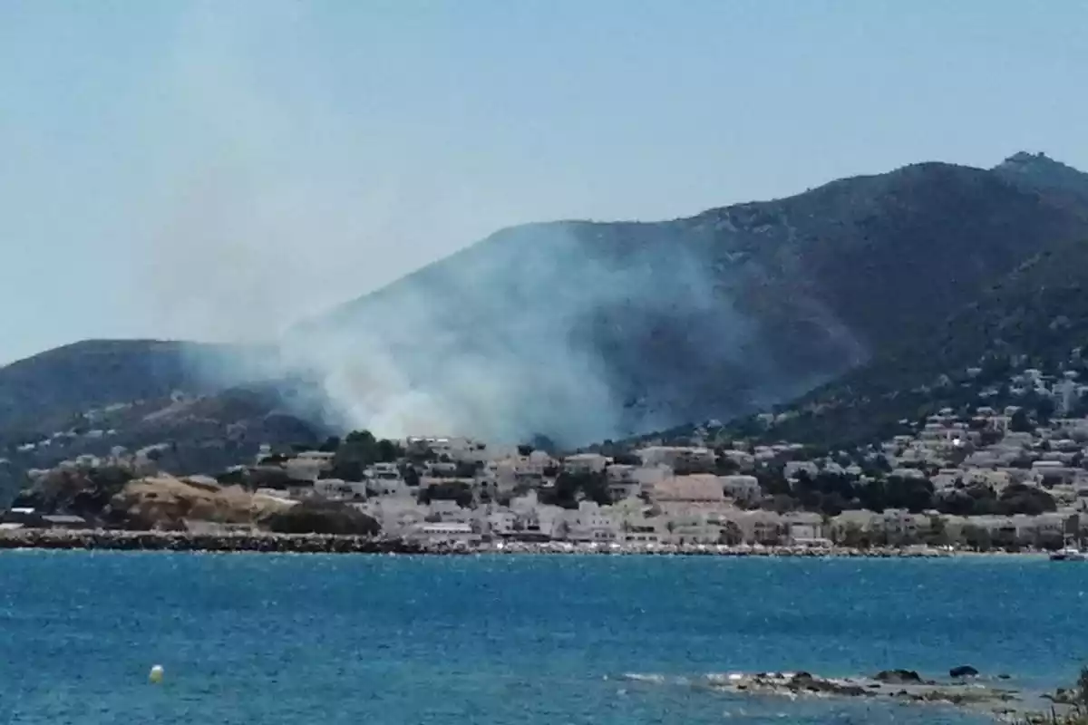 Imatge captada pels Bombers de l'incendi a Llança, que crema a la vora del mar