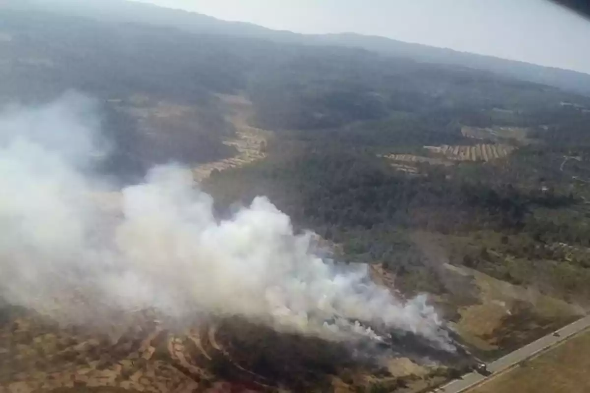 Imatge captada per l'helicòpter dels Bombers de l'incendi d'aquest matí a El Soleràs, les Garrigues.