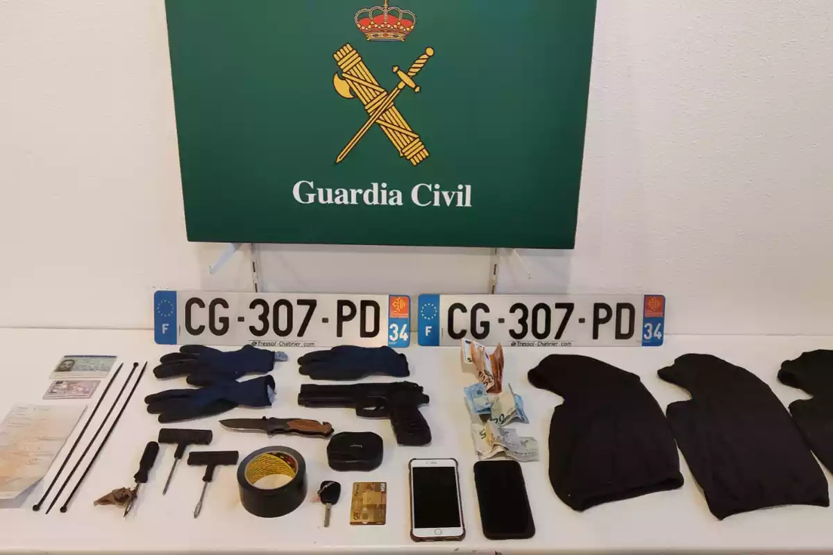 Imatge d'alguns dels objectes que la Guàrdia Civil ha comissat en el darrer dispositiu.