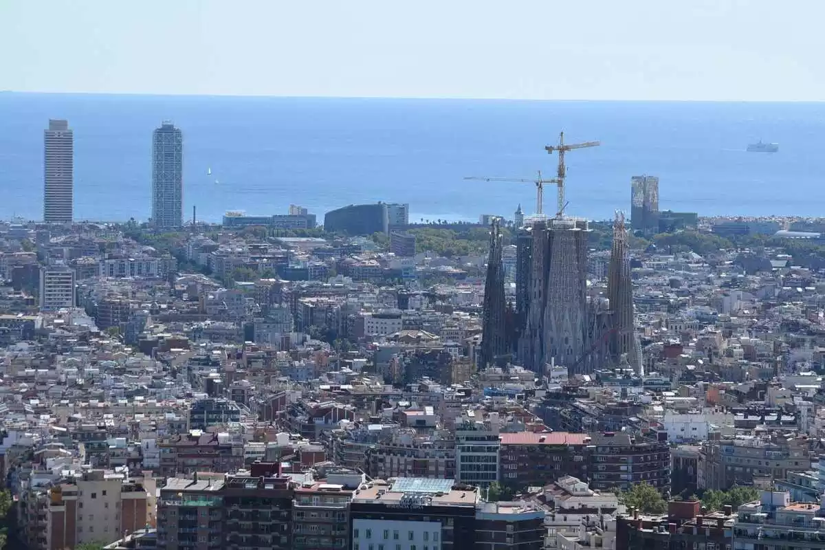 Imatge de la ciutat de Barcelona i la Sagrada Família amb vista d'ocell