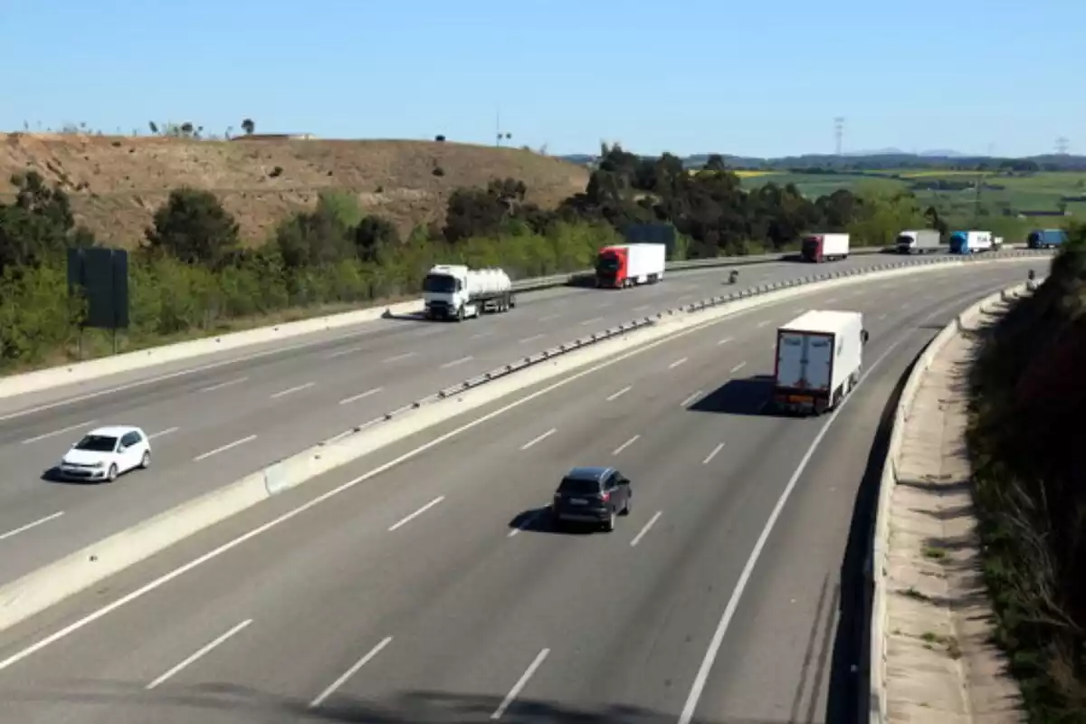 Imatge de l'autopista AP-7 amb diversos vehicles circulant