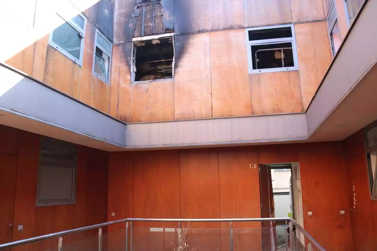 Imatge de l'edifici on es va produir l'incendi mortal a Terrassa