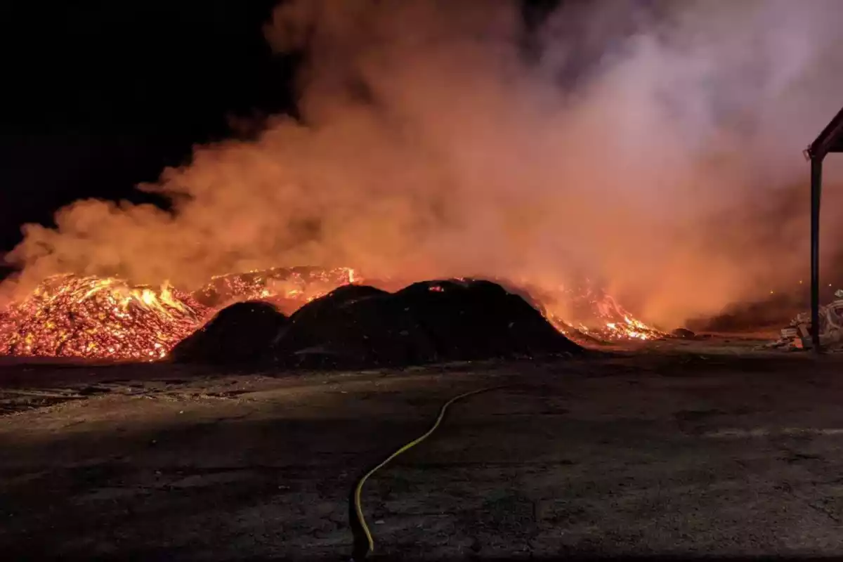 Imatge de l'incendi que crema al pati d'una nau de fusteria de Bell-lloc d'Urgell
