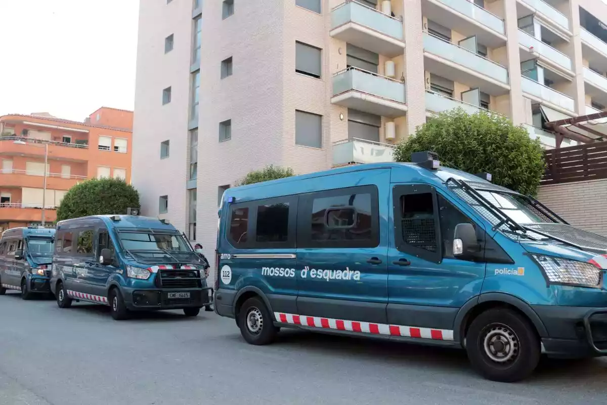 Imatge de tres furgons dels Mossos d'Esquadra en un operatiu a Barcelona, al Barcelonès