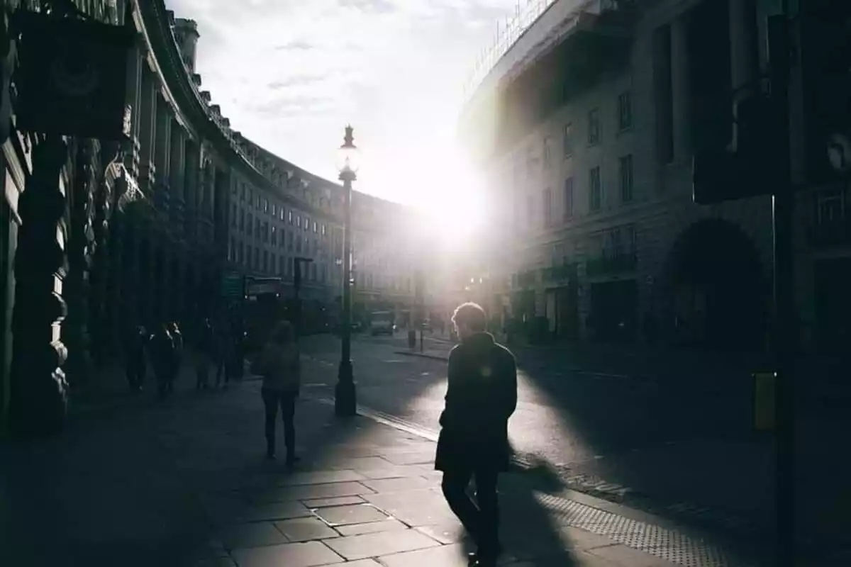 Imatge dels carrers de Londres amb gent passejant