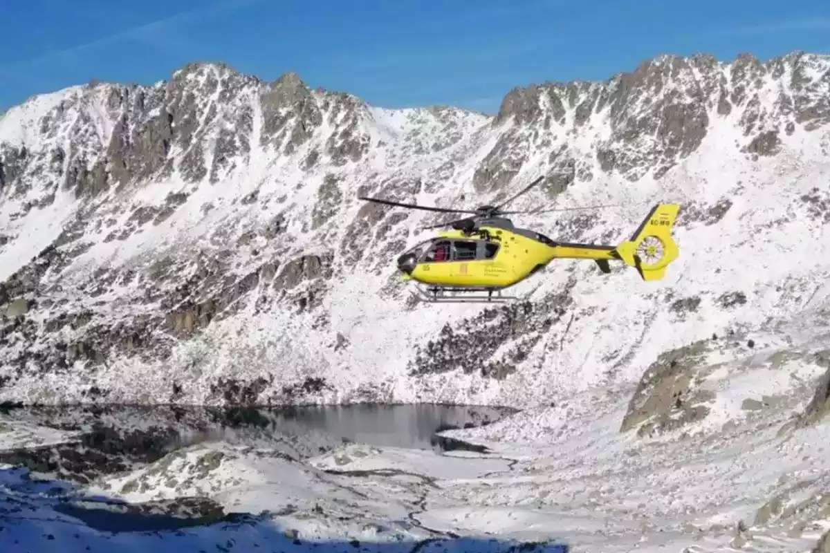 Imatge d'un helicopter de rescat del Sistema d'Emergències Mèdiques al Pirineu.