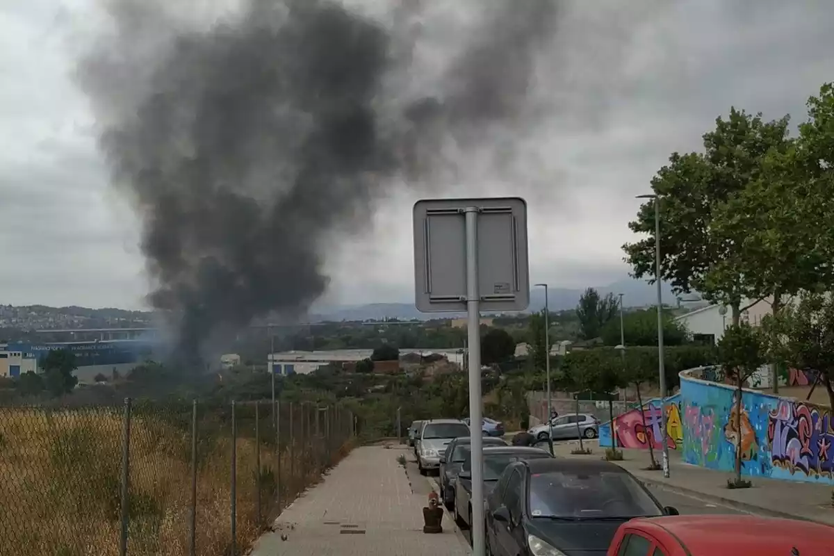 Imatge d'una nau industrial cremant a Olesa de Montserrat, al Baix Llobregat, i que ha obligat a confinar les naus veïnes