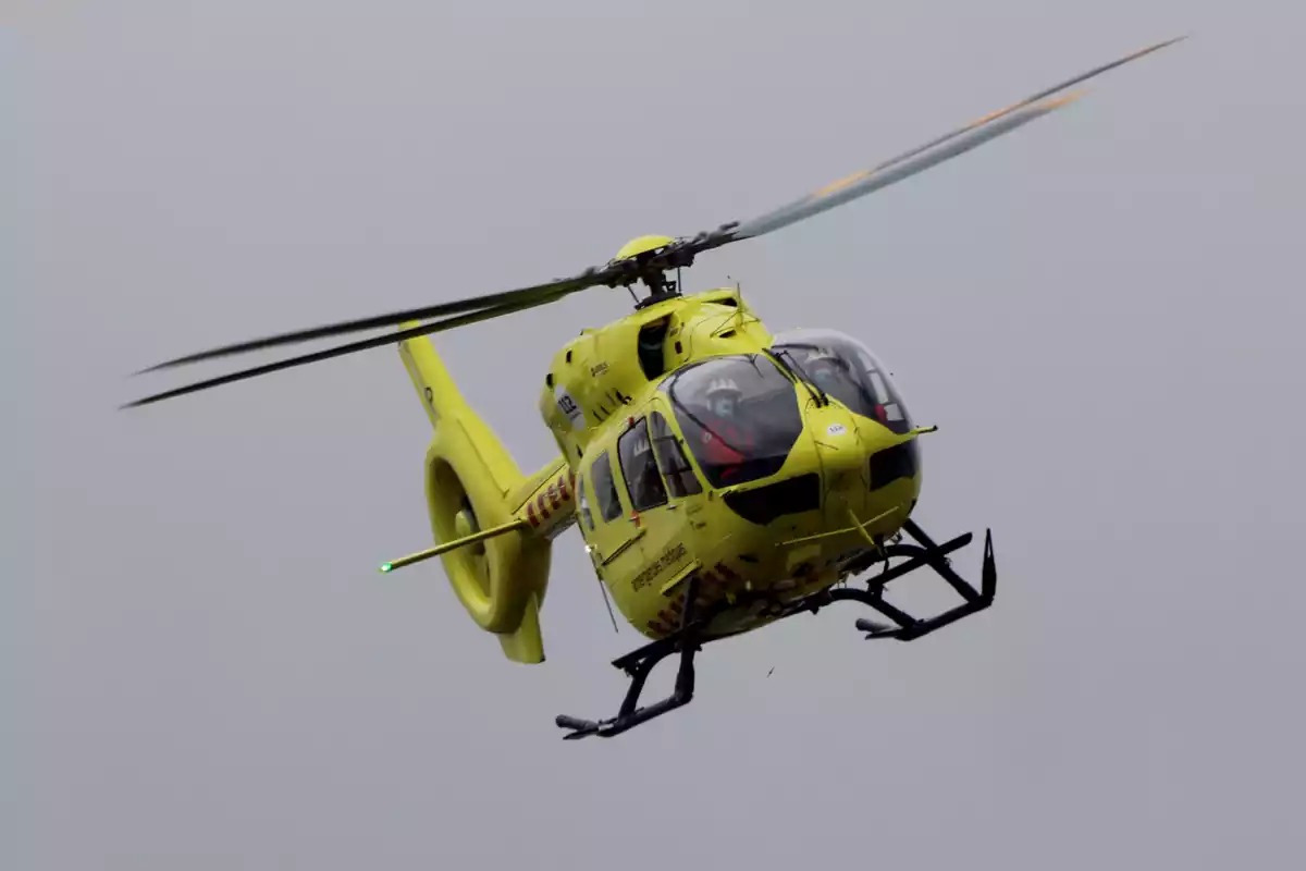Imatge frontal d'un helicòpter del SEM volant