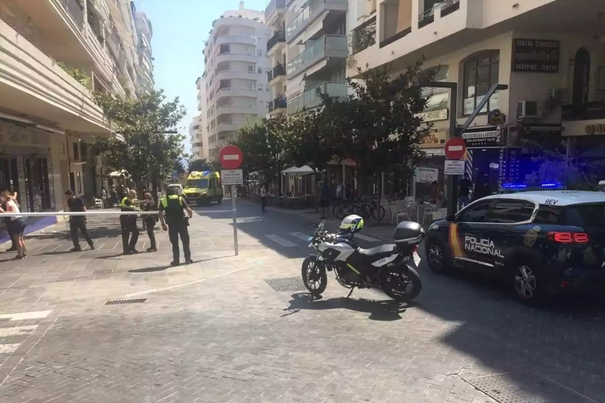 Imatge panoràmica del carrer on s'ha produït l'atropellament a una terrassa de Marbella