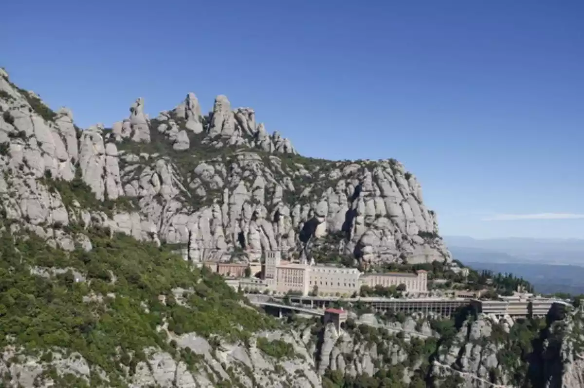 Imatge panoràmica del Monestir de Montserrat amb les muntanyes de fons