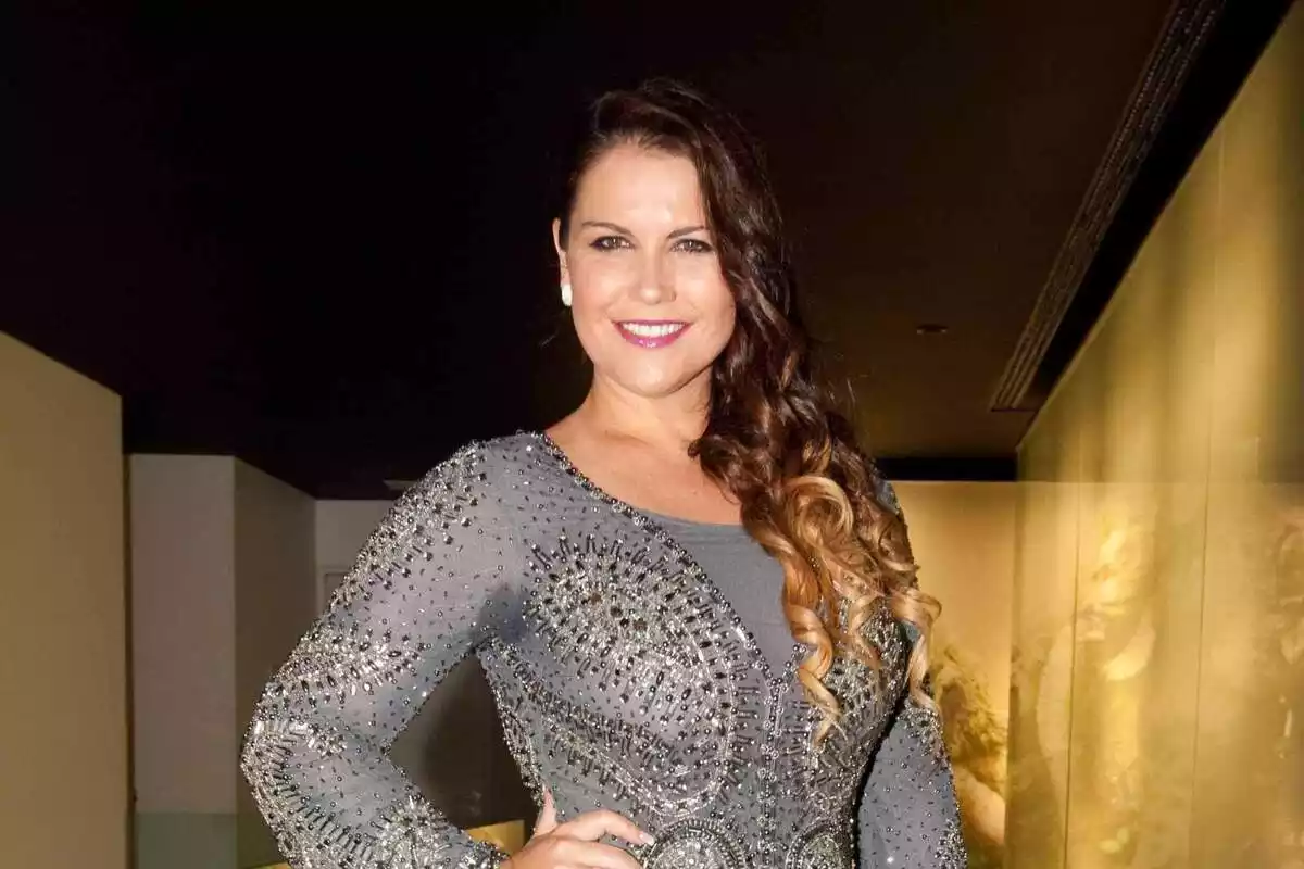 Katia Aveiro posant amb un vestit de pedreria brillant