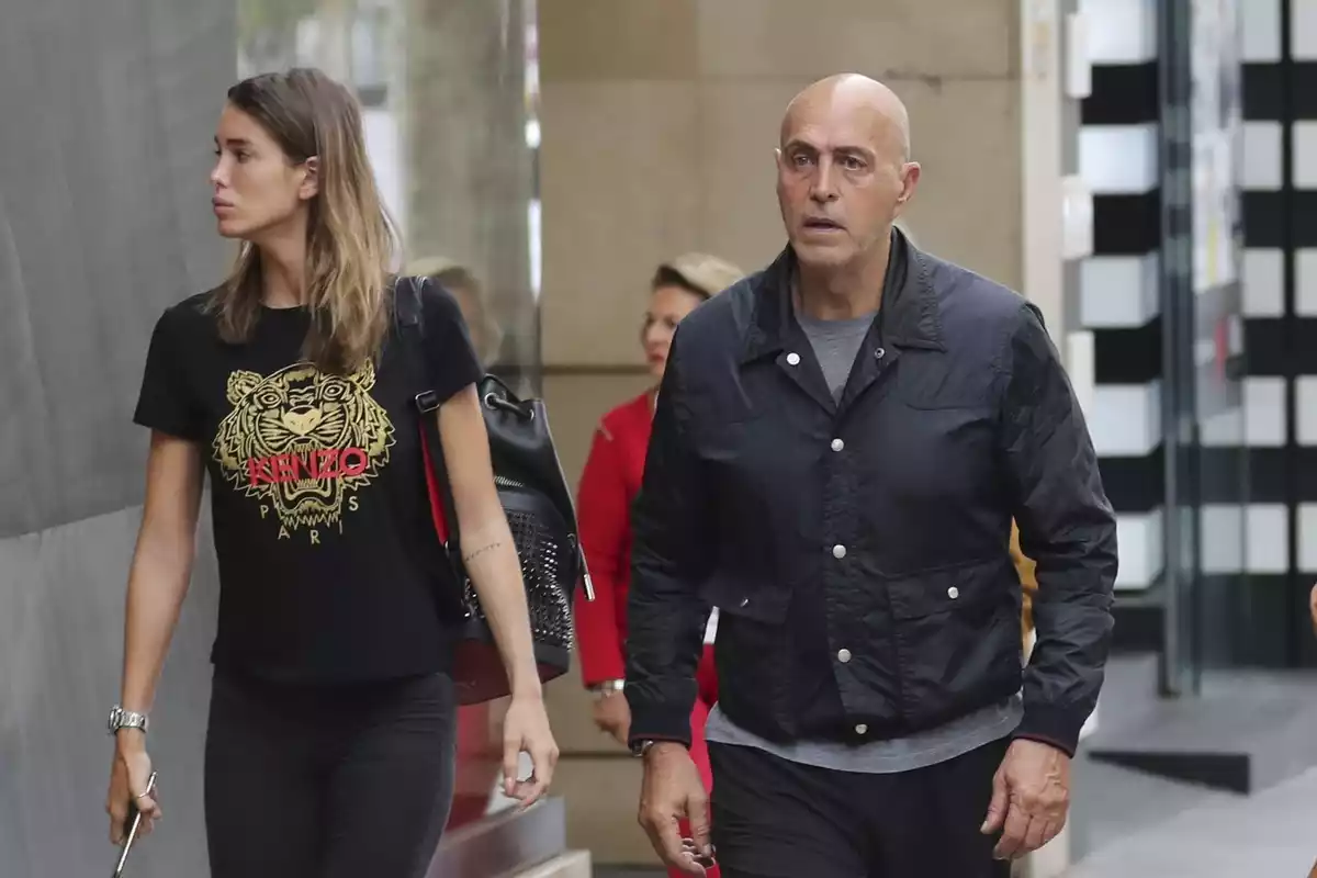 Kiko Matamoros amb la seva xicota Marta López Álamo caminant pel carrer