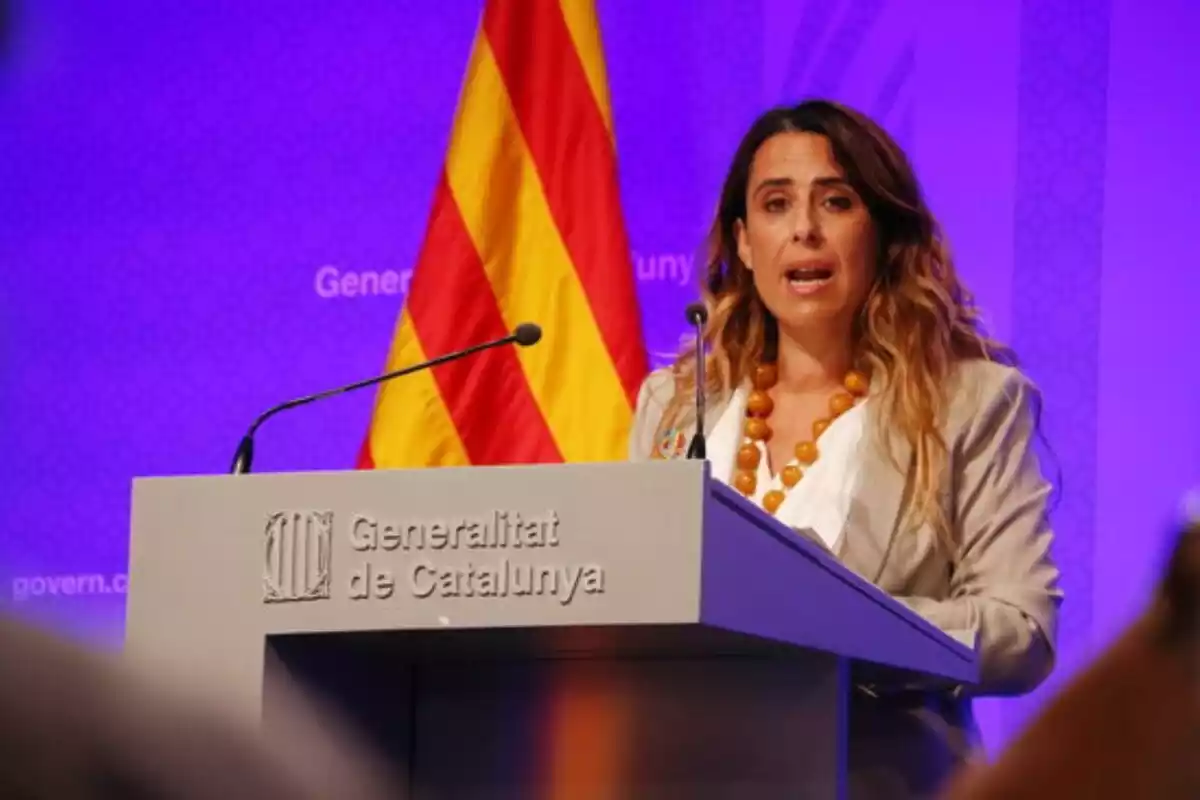 La Portaveu del Govern, Patrícia Plaja, parlant des d'un faristol de la Generalitat