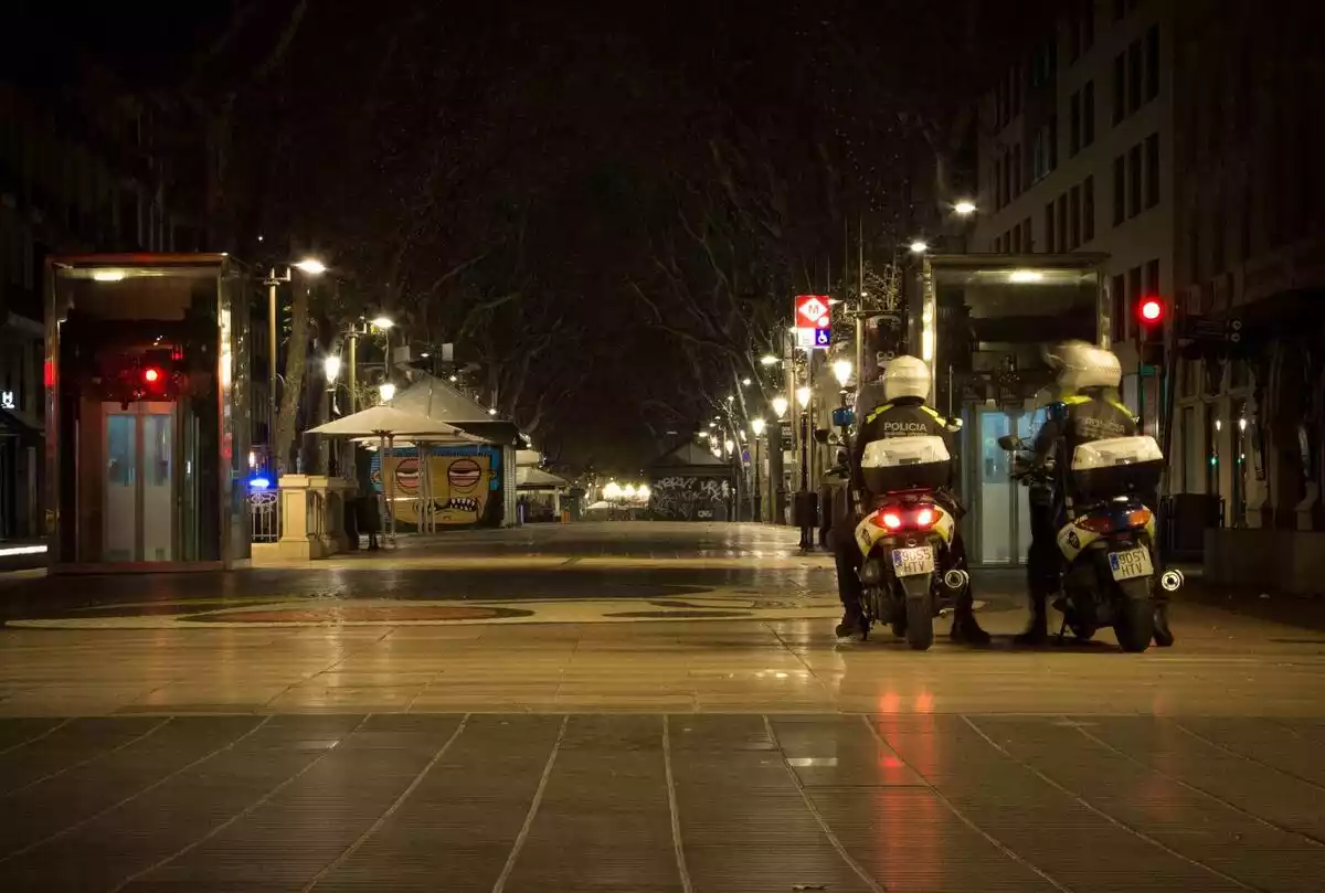 La rambla de Barcelona buida i amb dues motos policials