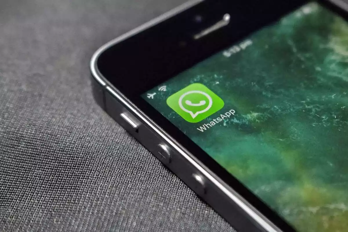 L'aplicació Whatsapp instal·lada en un telèfon mòbil