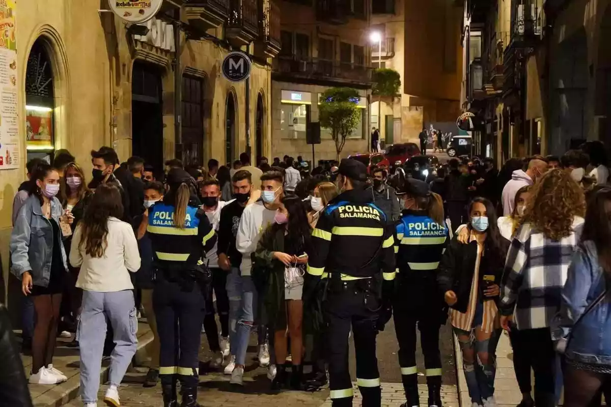 Multitud de gent jove al centre de Salamanca controlada per la policia local