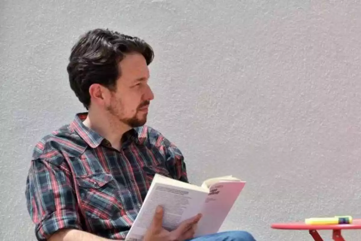 Pablo Iglesias, exlíder d'Unidas Podemos, llegint un llibre