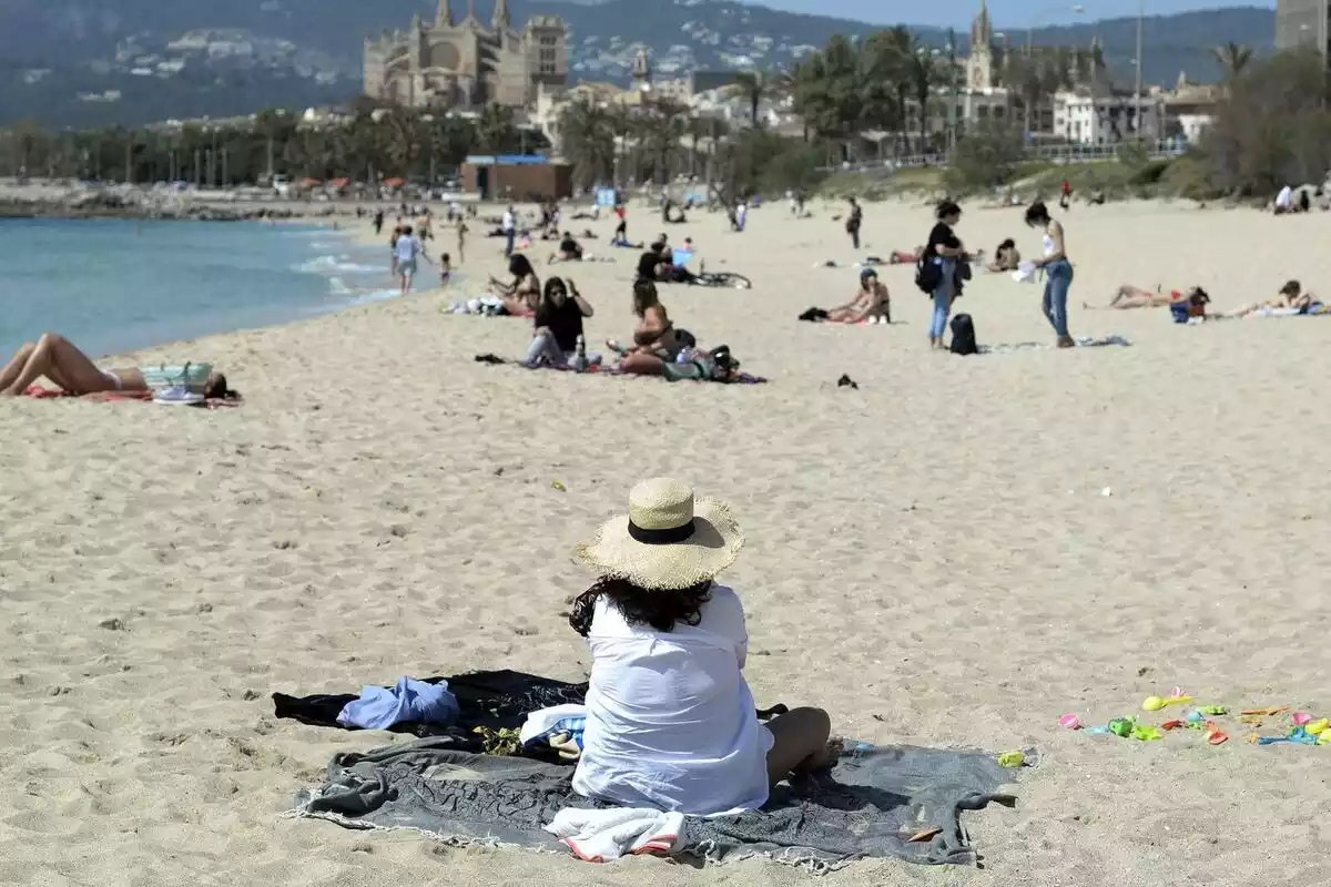 Persones en una platja de Mallorca