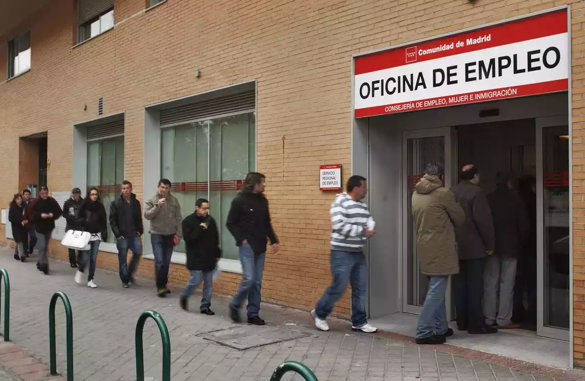 Persones fent cua en una oficina d'ocupació de Madrid