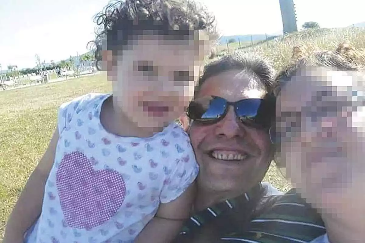 Ricardo Carrascosa amb la seva filla i exdona amb les cares pixelades