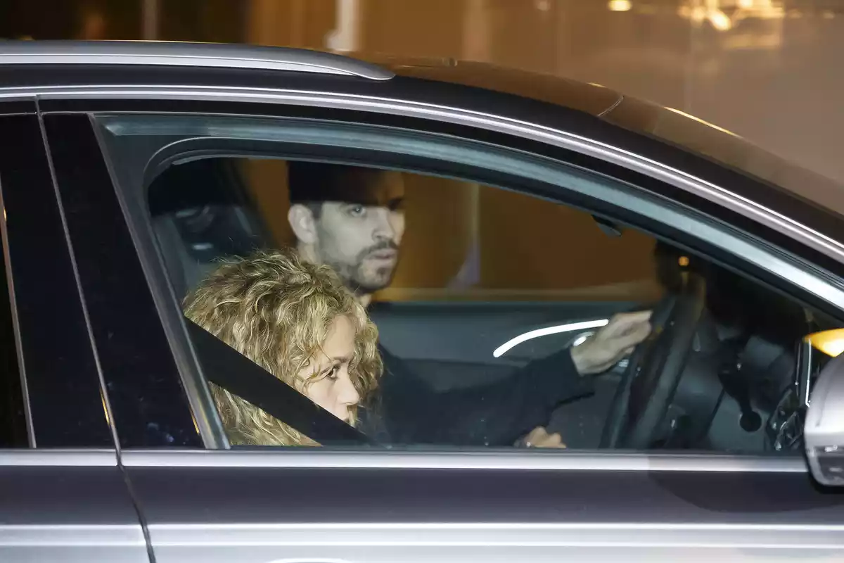 Shakira i Gerard Piqué dins d'un cotxe