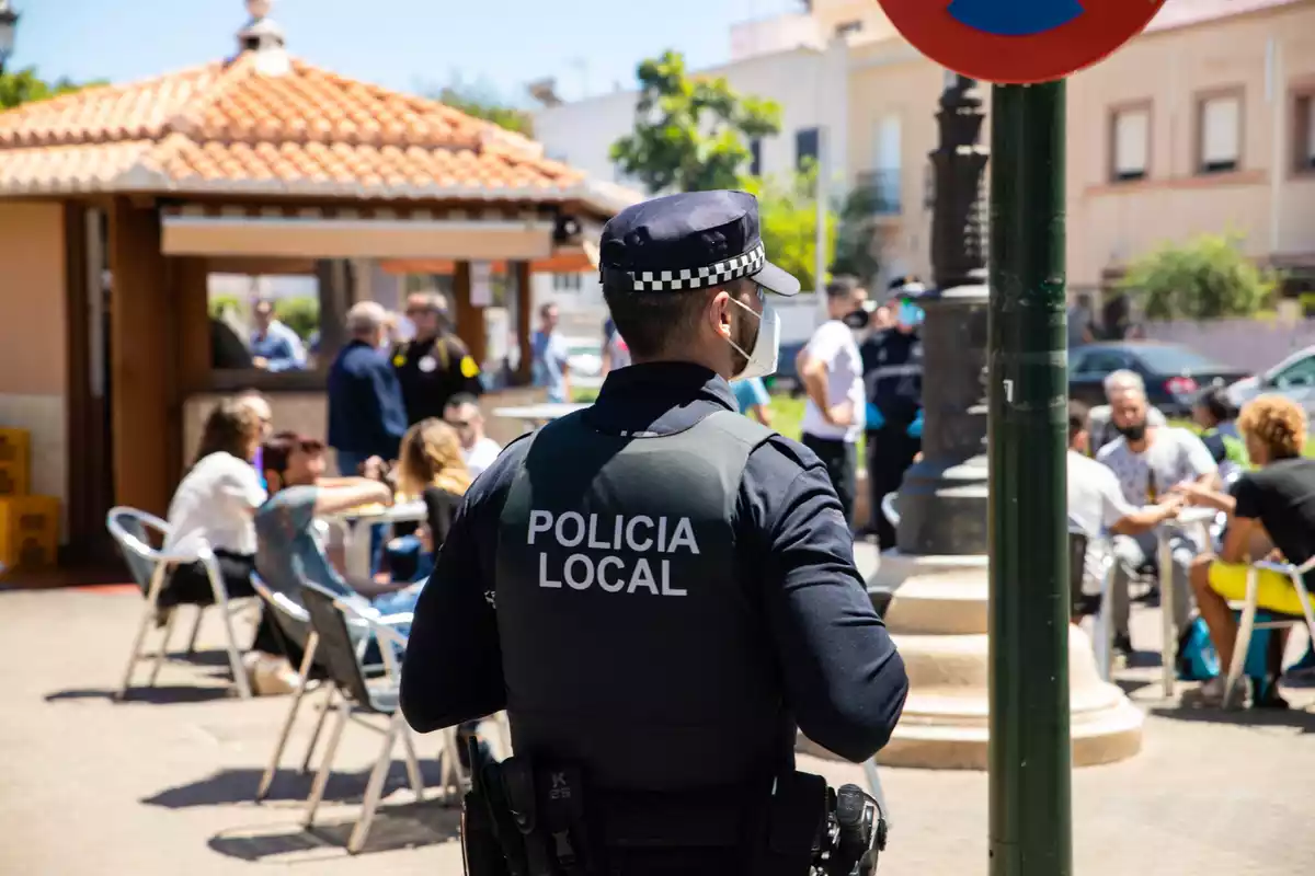 Un policia local vigilant que es compleixin les restriccions antiCovid