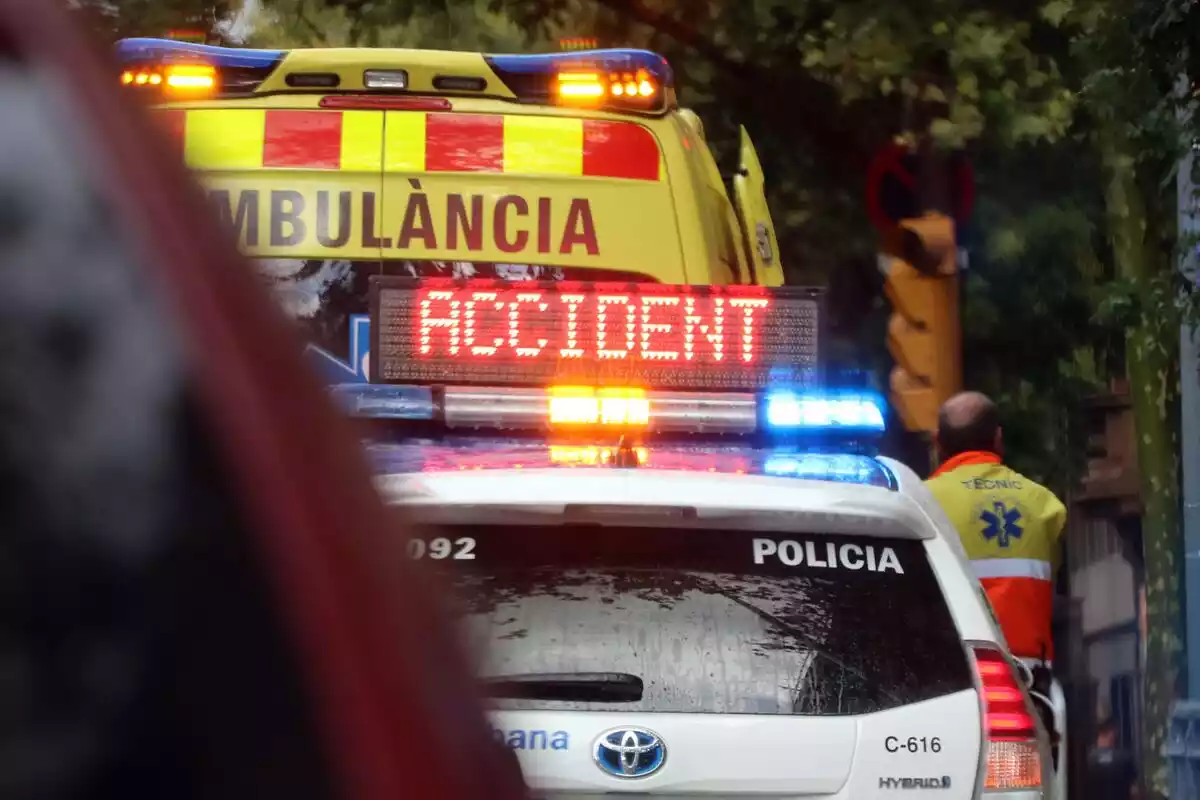 Un vehicle de la policia i una ambulància en un accident de trànsit
