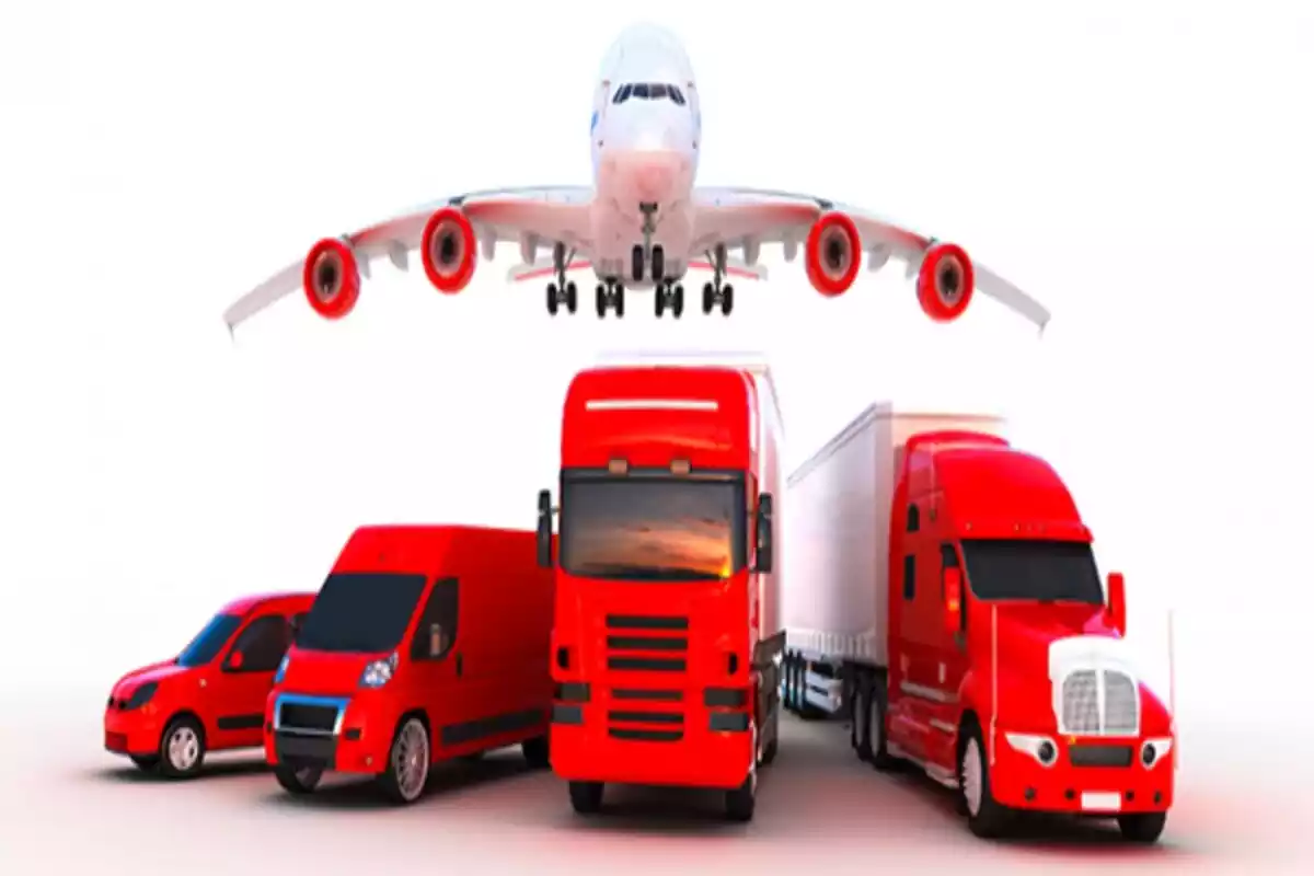 Una imatge d'uns camions, furgonetes i un avió