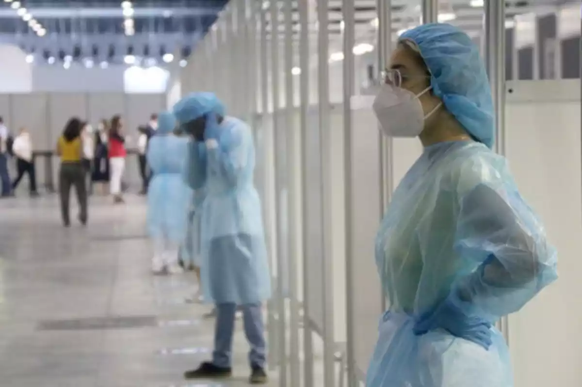 Una infermera espera a les portes del MWC per fer proves PCR