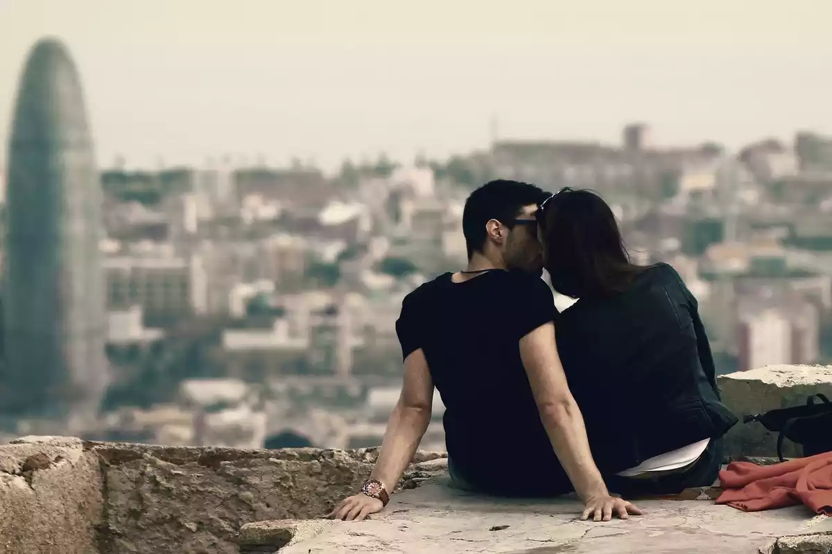 Una parella donant-se un petó a Barcelona