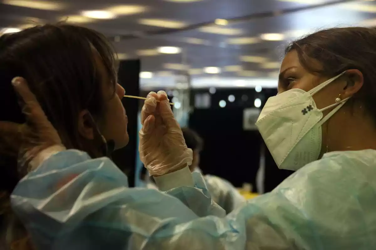 Una persona sotmetent-se al test d'antígens abans d'entrar al Cruïlla, el 8 de juliol del 2021