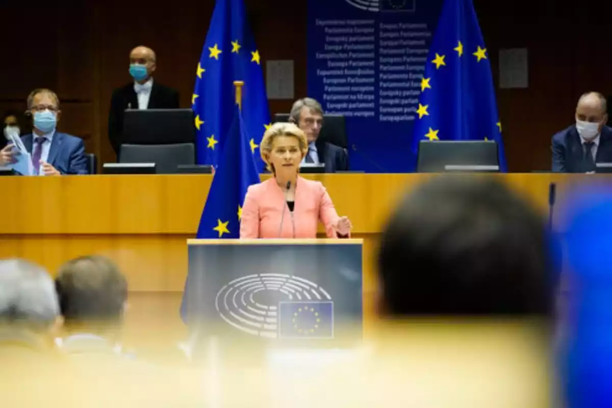 Ursula Von der Leyen, la presidenta de la Comissió Europea, fent un discurs al Parlament Europeu