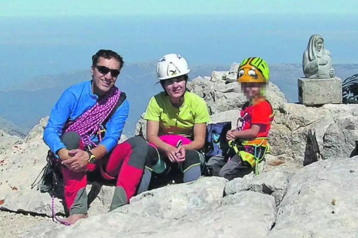 Alfonso, la seva dona i la seva filla al cim de l'Urriellu fa cinc anys