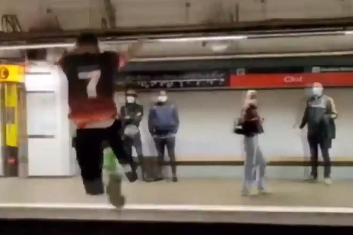 Captura del vídeo en el qual es veu el jove saltant les vies del metro