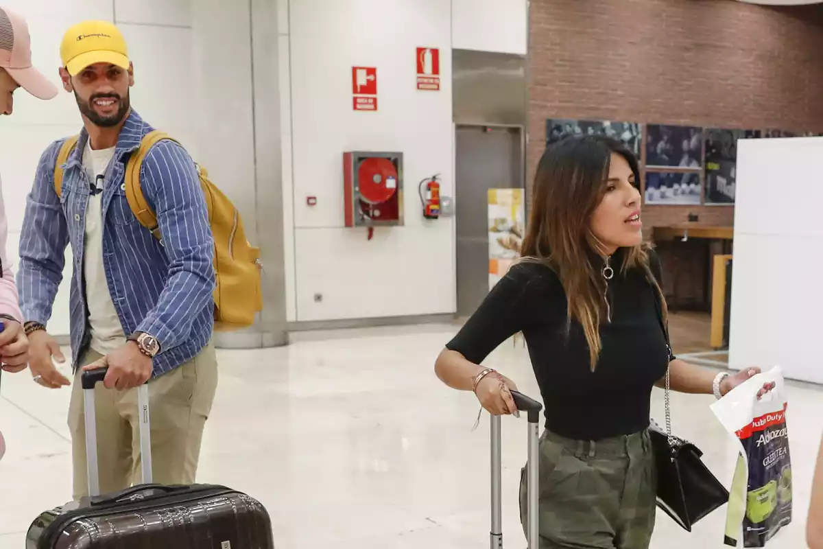 Chabelita i el seu xicot, Asraf Beno, en un aeroport amb dues maletes