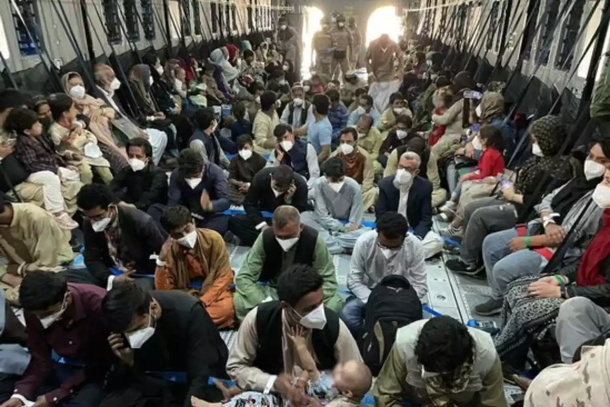 Desenes de refugiats afganesos dins d'un avió de l'exèrcit espanyol