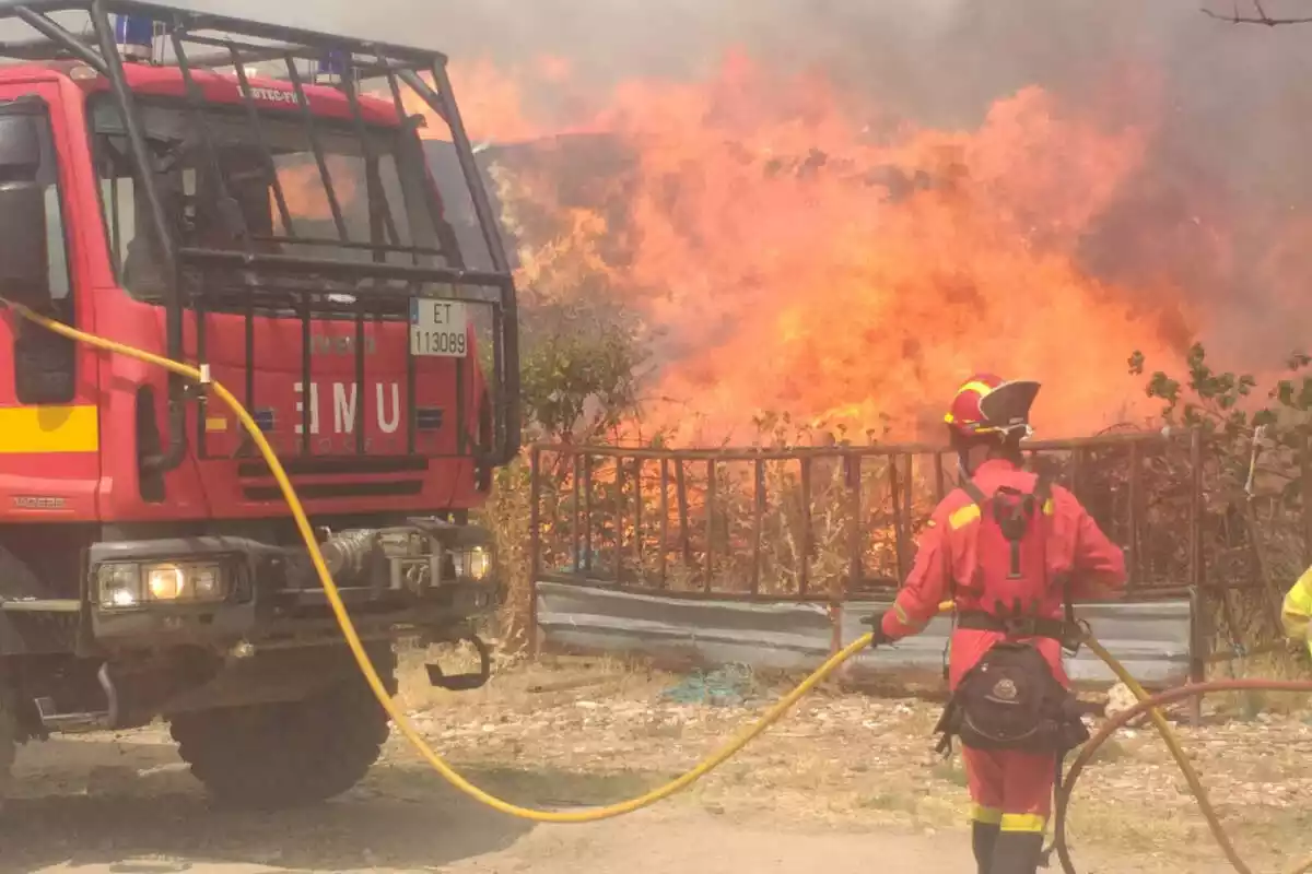 Efectius de la UME treballant en l'incendi de Navalacruz el 15 d'agost