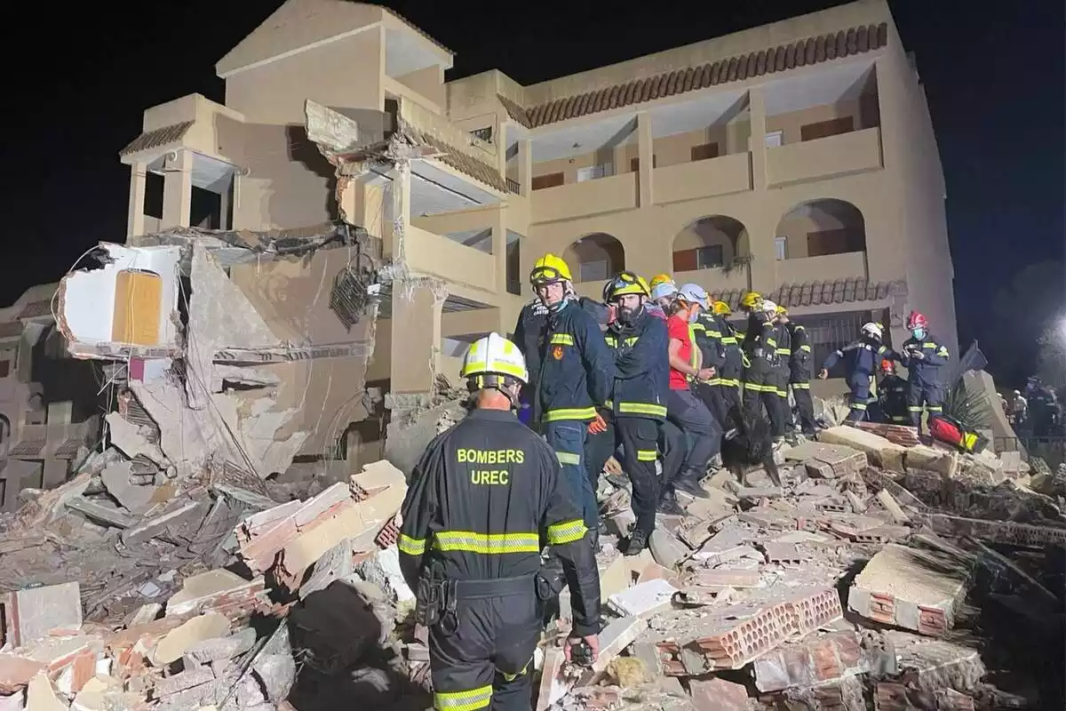 El cos de bombers de Castelló treballant al lloc de l'esfondrament d'un edifici a Peníscola el 25 d'agost de 2021