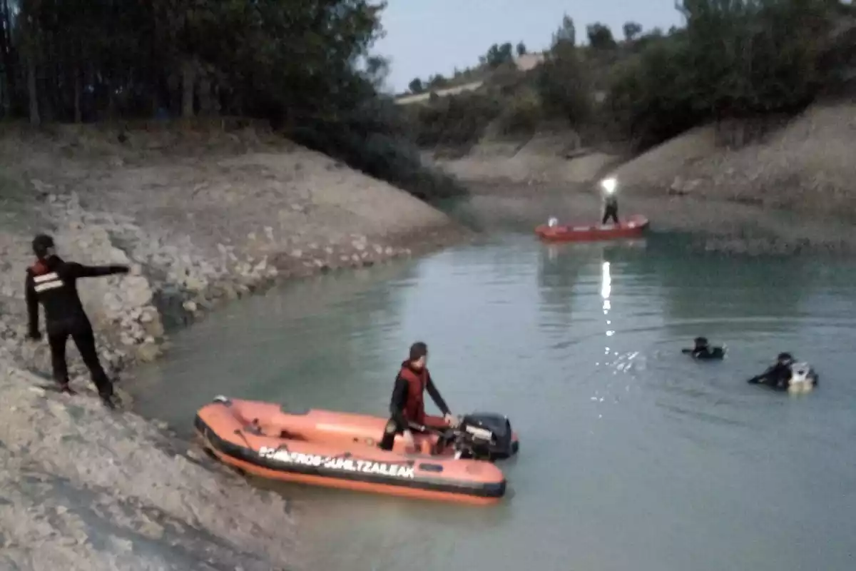 Els Bombers de Navarra treballant en un rescat a l'embassament d'Alloz