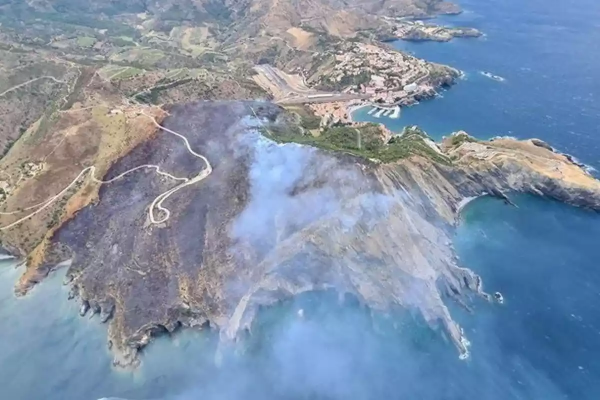 Imatge aèria de l'Incendi de Portbou, ja estabilitzat