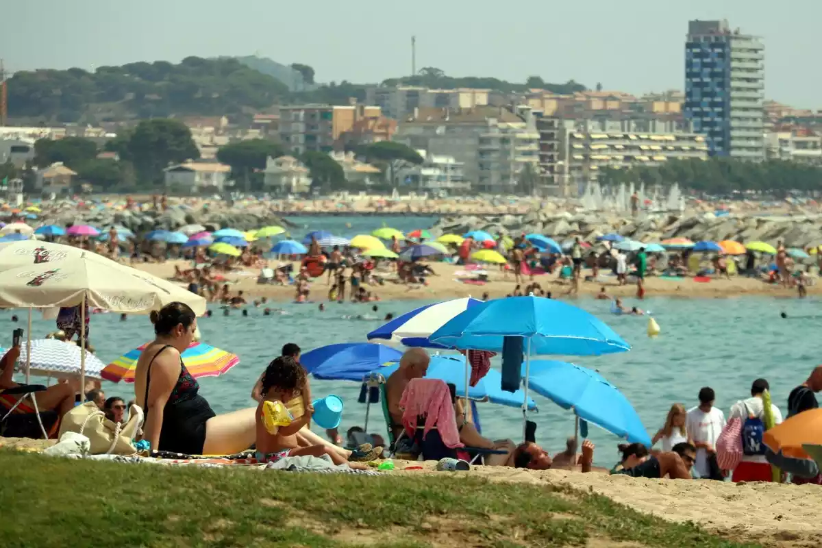 Imatge de la platja a Calonge, a l'Alt Empordà, plena de gent durant l'estiu del 2021