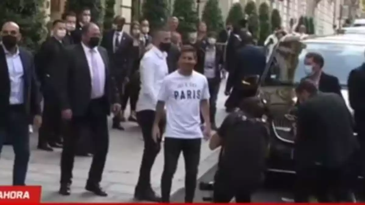 Imatge de Leo Messi davant de l'hotel de París on viurà els primers dies després de fitxar pel PSG